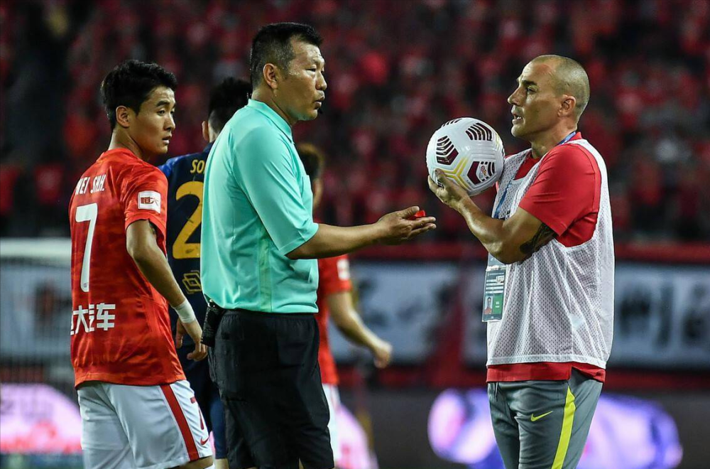  科隆主帅赛后炮轰，争议判罚引发热议  